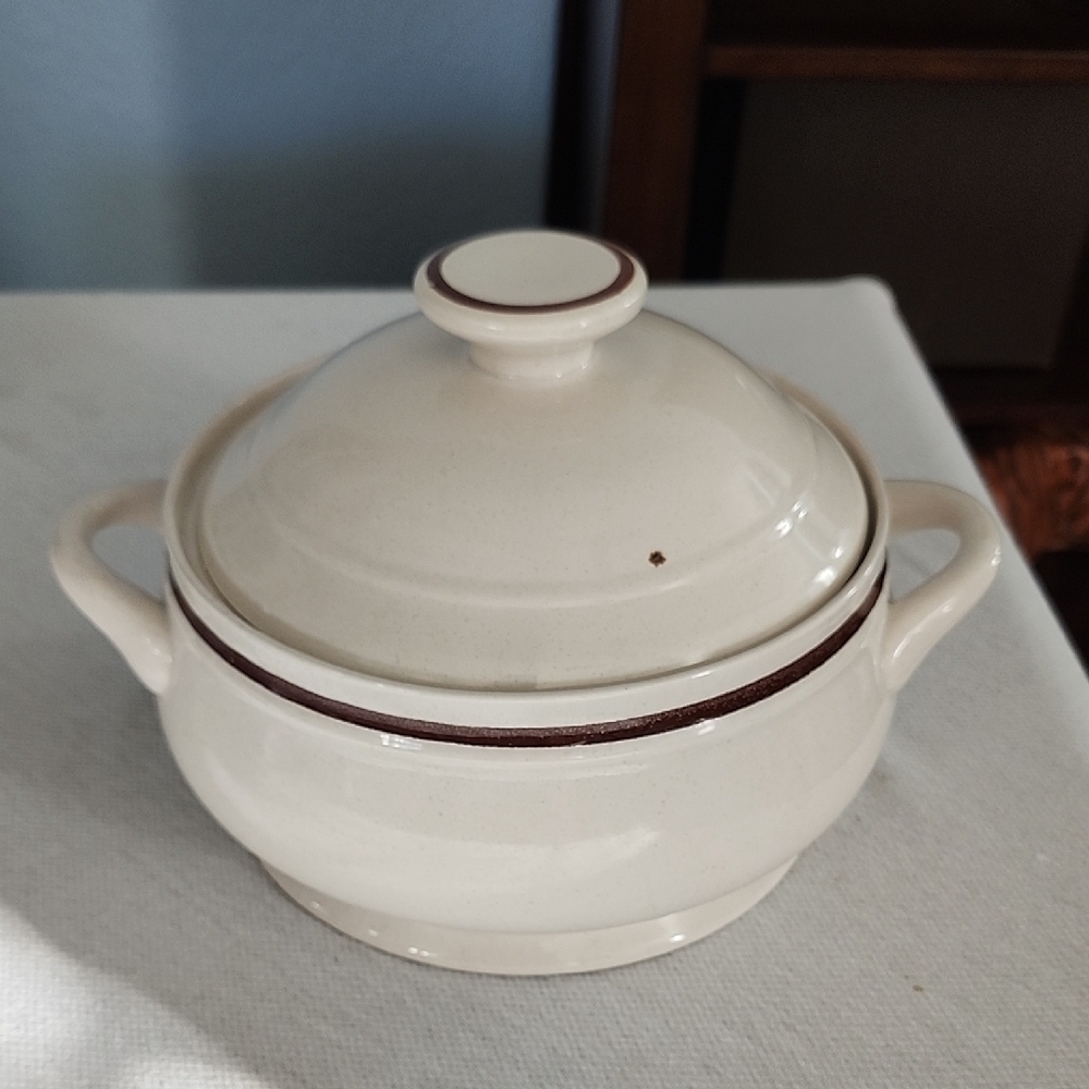 Dutch Oven/Soup Taureen Bakeware De Ville Collection By Jon Paul 2 Qt/ 8 Cups